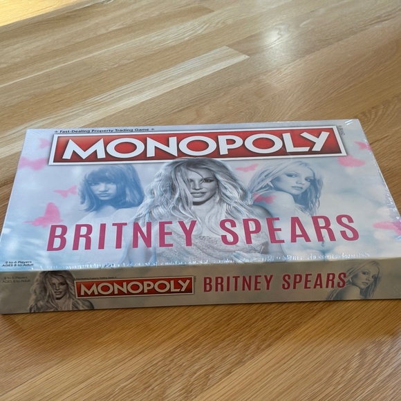 Monopoly BRITNEY SPEARS Board Game 2022 Collector's Edition - New / Sealed - Picture 7 of 8